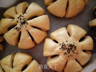 红豆沙花朵包的做法步骤:8