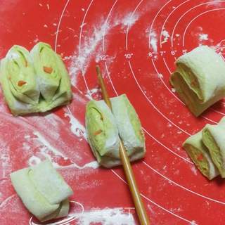绿面花卷的做法步骤:7