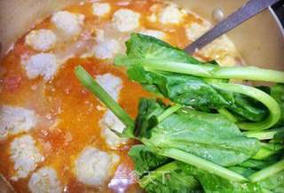 红绿相间番茄丸子豆尖汤的做法步骤:13