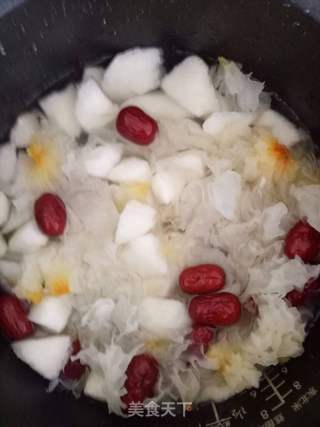 雪梨银耳红枣糖水的做法步骤:2