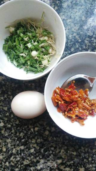 糟辣椒蛋炒饭的做法步骤：1