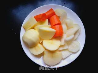 胡萝卜苹果香梨汁的做法步骤:2