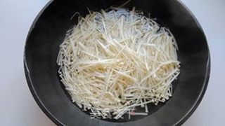 酸汤肥牛的做法步骤:2