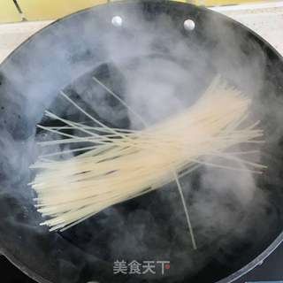 海鲜蔬菜炒意面的做法步骤:6
