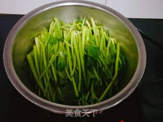 炝拌粉丝菠菜的做法步骤:2