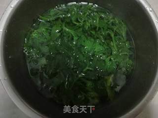 花生碎拌芹菜叶的做法步骤：3