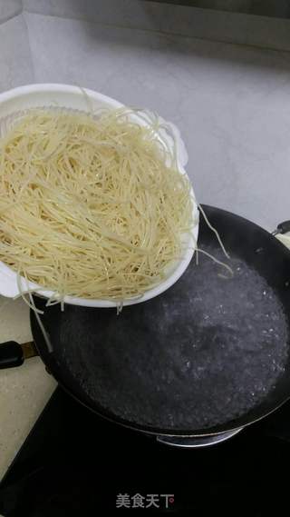 云南过桥米线的做法步骤:2