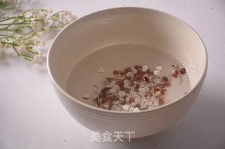 【小森妈妈菜谱】春季祛湿—鲜土茯苓薏米芡实煲排骨的做法步骤：2