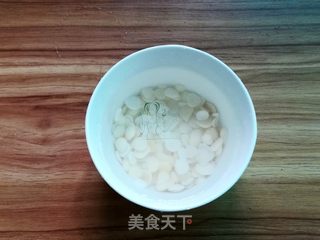 鲜枇杷蜜枣瘦肉汤的做法步骤:2