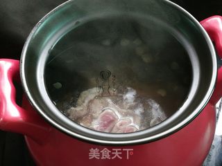 鲜枇杷蜜枣瘦肉汤的做法步骤:6