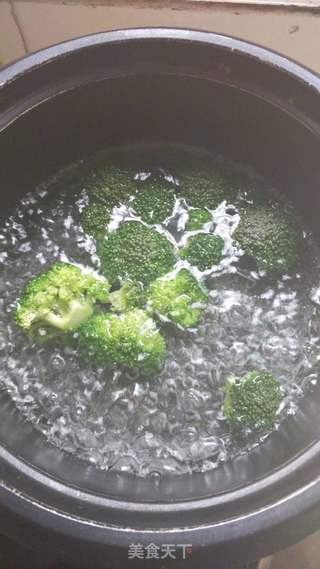 宝宝辅食:西兰花香菇瘦肉粥的做法步骤:2