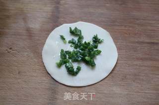 饺子皮葱油饼的做法步骤：3