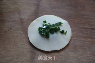 饺子皮葱油饼的做法步骤：5