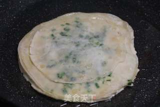 饺子皮葱油饼的做法步骤:10