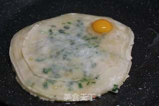 饺子皮葱油饼的做法步骤:11