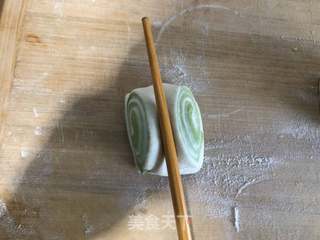 双色花卷的做法步骤:11