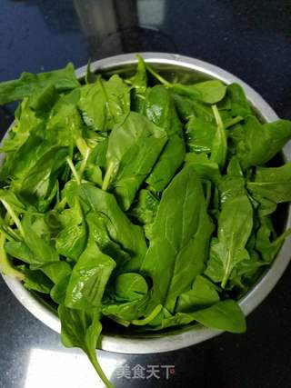 菠菜翡翠卷的做法步骤：1