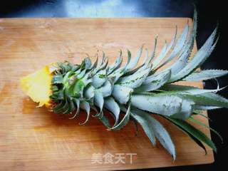 鹦鹉菠萝盅炒饭的做法步骤:2