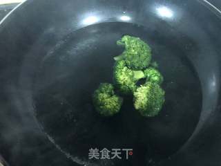 西兰花肉松饭团的做法步骤:2