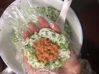 西兰花肉松饭团的做法步骤:6