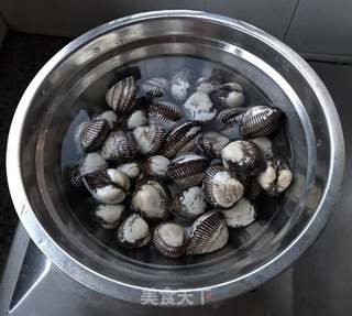 韭菜凉拌毛蚶的做法步骤:2