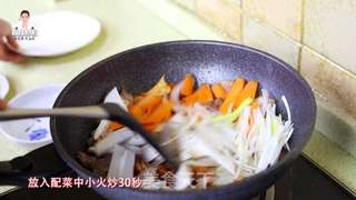 韩式辣白菜炒五花肉的做法步骤:12