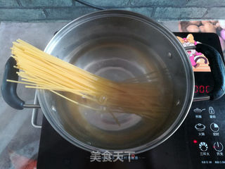 三文鱼肠香菇酱意面的做法步骤:3