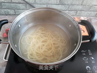 三文鱼肠香菇酱意面的做法步骤:5