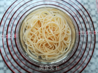 三文鱼肠香菇酱意面的做法步骤:6