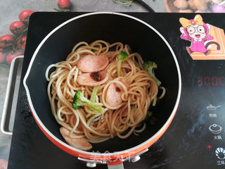 三文鱼肠香菇酱意面的做法步骤:15