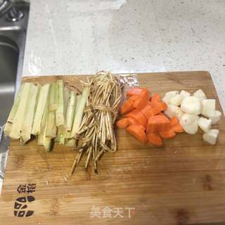 茅根竹蔗红萝卜马蹄水的做法步骤：1