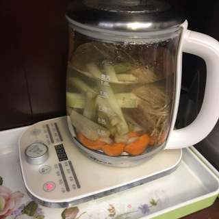 茅根竹蔗红萝卜马蹄水的做法步骤:2