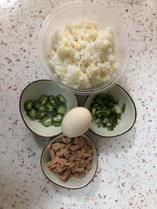秋葵火腿蛋炒饭的做法步骤：1