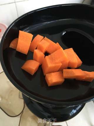 酥梨胡萝卜汁的做法步骤:3