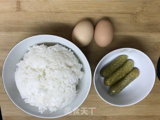 酸黄瓜蛋炒饭的做法步骤：1