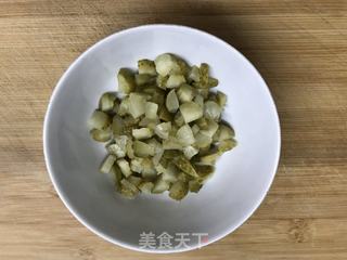 酸黄瓜蛋炒饭的做法步骤：2