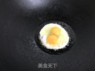 酸黄瓜蛋炒饭的做法步骤：4