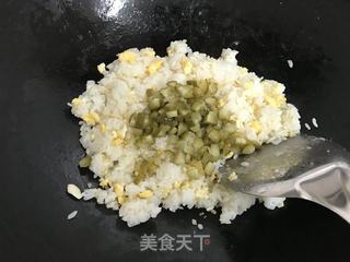 酸黄瓜蛋炒饭的做法步骤：10