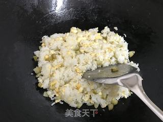 酸黄瓜蛋炒饭的做法步骤：11