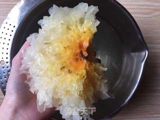 银耳莲子红枣羹的做法步骤:2