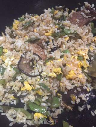 香菇豆角鸡蛋炒饭的做法步骤:2