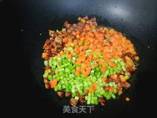 蒜苔腊肉炒饭的做法步骤：5