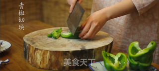 潮音潮人：青椒炒牛肉丸的做法步骤：1