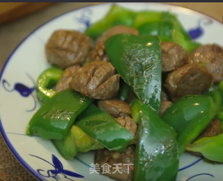 潮音潮人:青椒炒牛肉丸的做法步骤:5