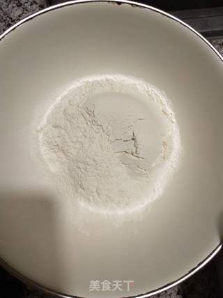 宝宝～菠菜虾仁水饺的做法步骤：1