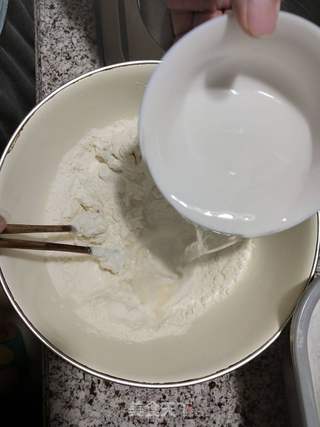 宝宝～菠菜虾仁水饺的做法步骤：2