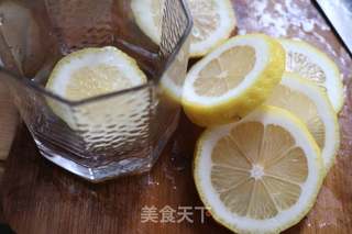 糖腌柠檬片的做法步骤：1