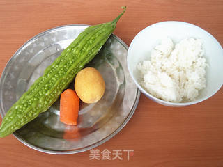 苦瓜炒米饭的做法步骤:2