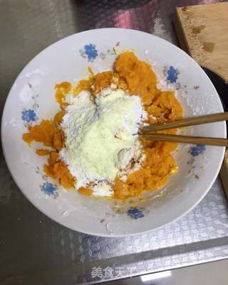 黑芝麻馅南瓜牛奶汤圆的做法步骤:3