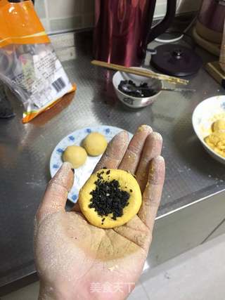 黑芝麻馅南瓜牛奶汤圆的做法步骤:4